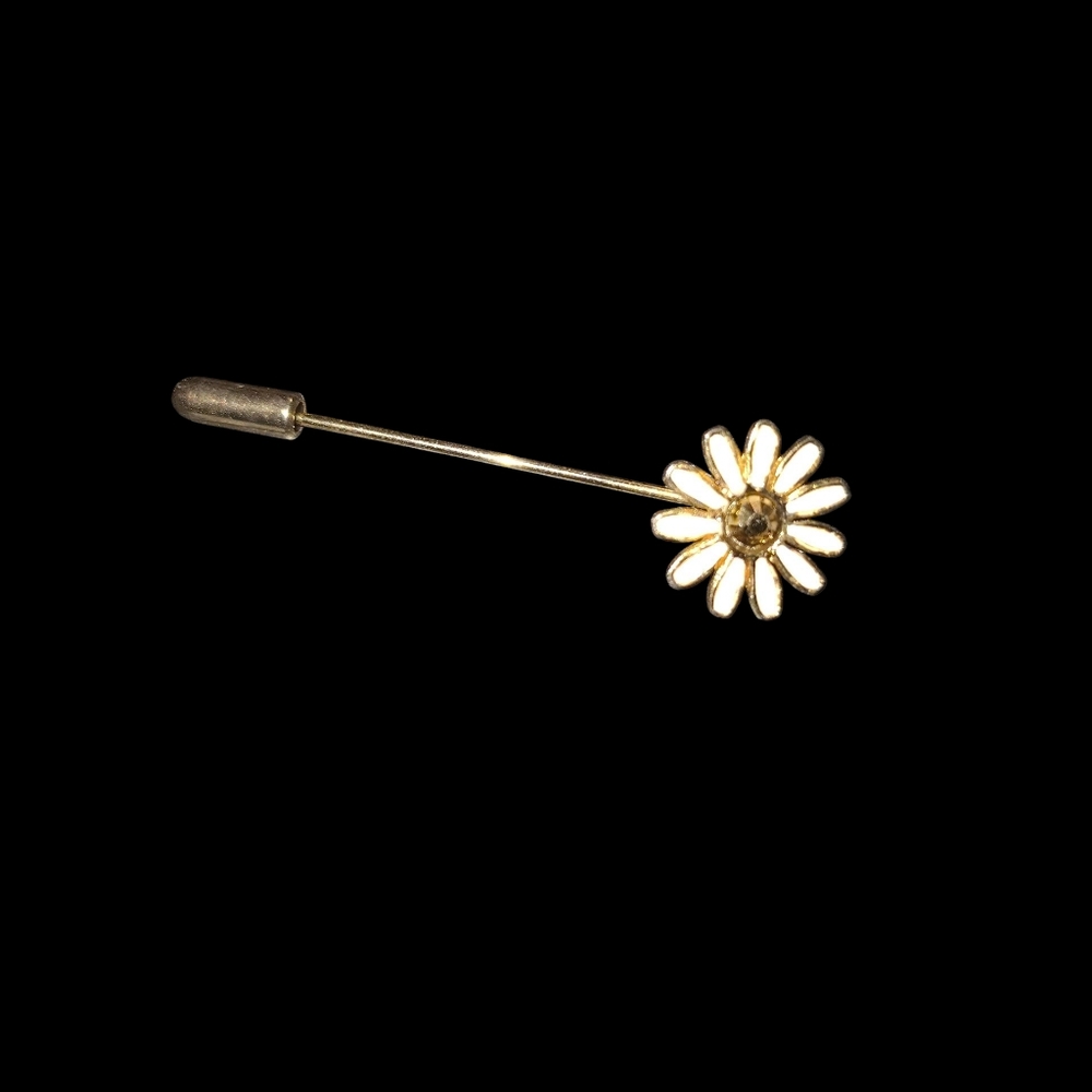 Elegant Gold Daisy Brooch Pin